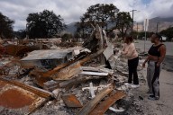 Familias afectadas por incendios reciben ayuda para la hipoteca