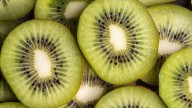 No pasa nada si compras kiwis demasiado verdes: existe un truco infalible para madurarlos más rápido