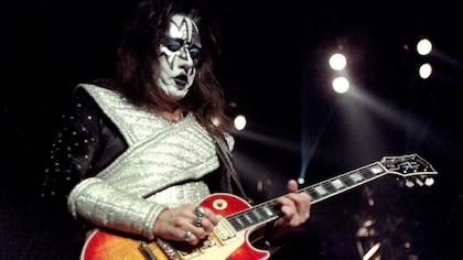 Subastan mítica guitarra humeante de Ace Frehley de Kiss