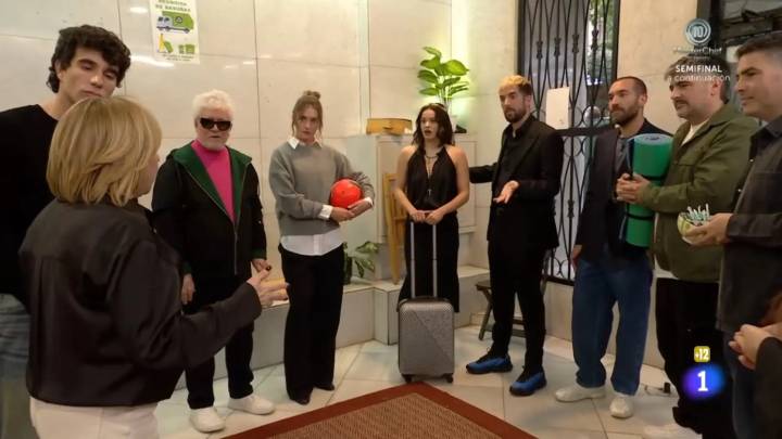 Almodóvar, Machi, Estopa, Carmena o Alexia Putellas 'se quejan' de su vecina Rosalía en 'La Revuelta'