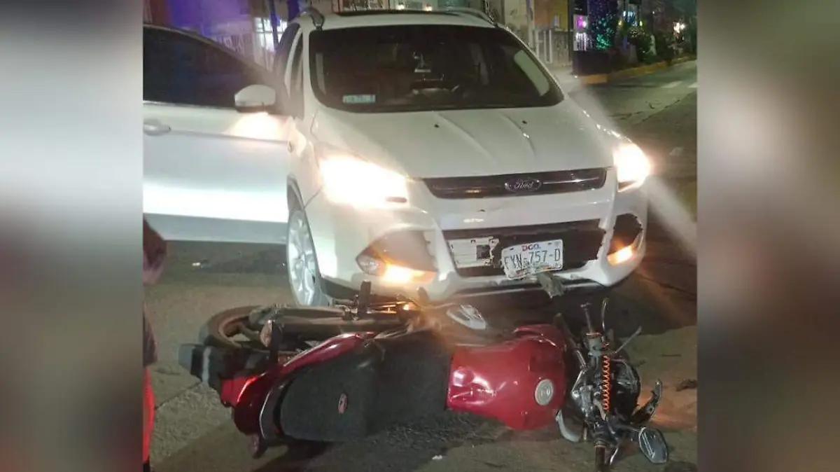 Motociclista se impacta contra un poste y resulta lesionado