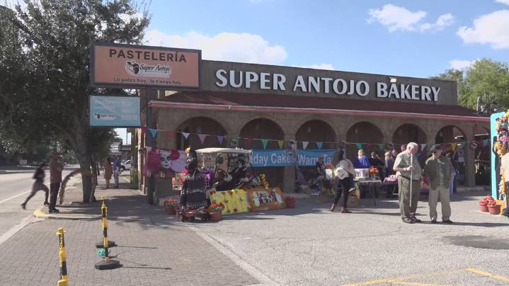 Beaumont bakery unites community during Day of the Dead festival