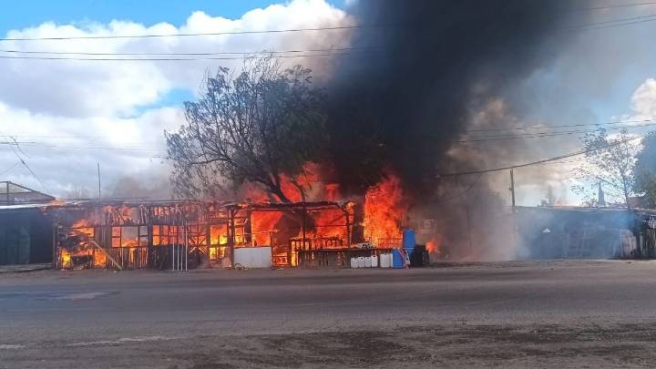 Explosión desata incendio en bodega; vecinos acusan presunta guarida de huachicoleros