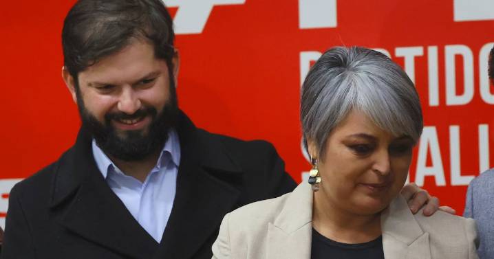 Jara vuelve a desmarcarse de Boric: “Yo habría saludado a Milei de pie”