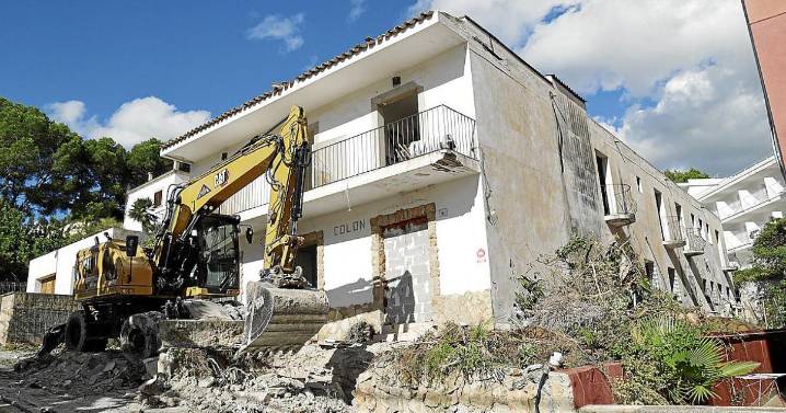 Calvià derriba dos hoteles obsoletos en Peguera y Magaluf para ganar espacio público