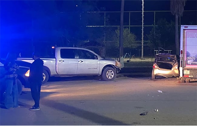 Por celos sindica del PT impacta con su camioneta el auto de su esposo en Nueva Rosita