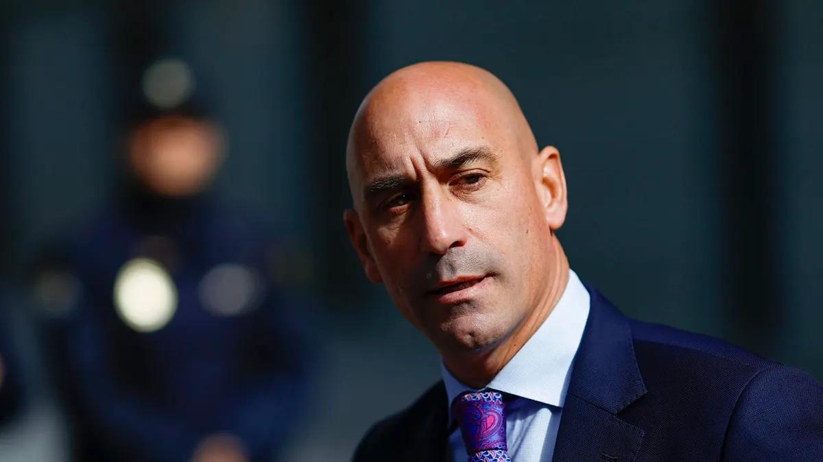 Lanzan huevos a Rubiales en la presentación de su libro y este se enfrenta a su agresor