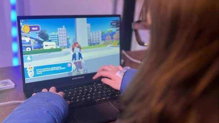Tras alertas por grooming, Educación bloqueó Roblox en las escuelas porteñas