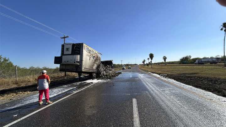 Camión con cargamento de brócoli se incendia en la Us 281 en área de San Manuel