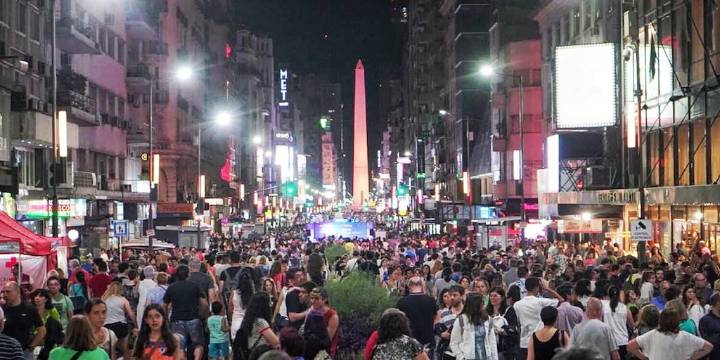 La Noche de las Librerías transforma a Buenos Aires en un festival cultural al aire libre