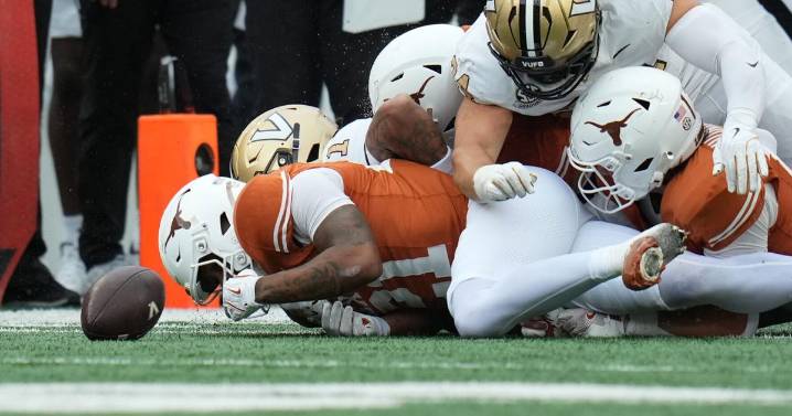 The Latest: Notre Dame returns to No. 10 in college football poll