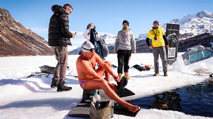 Impresionante récord mundial: el buceador Waldemar Bruderer descendió 56 metros en apnea para pedir por los glaciares