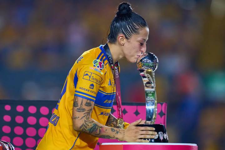 Jenni Hermoso celebra título con Tigres Femenil
