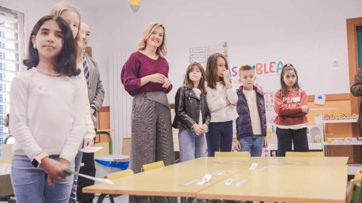 Pilar Alegría defiende en Calatorao el valor los colegios como motor de los pueblos de Aragón