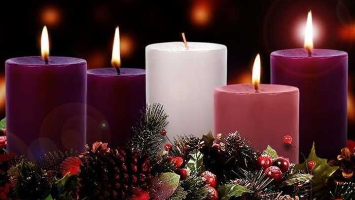 Este domingo 30 de noviembre se debe encender la primera vela de la corona de adviento: ¿qué color debe ser y qué oración rezar?