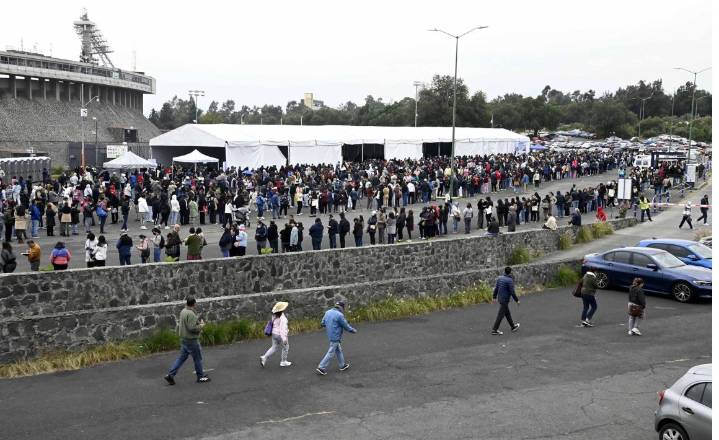 Largas filas en arranque de mega vacunación en UNAM; serán 100 mil dosis