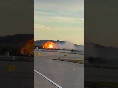 Moment plane crashes at Louisville, Kentucky airport #shorts