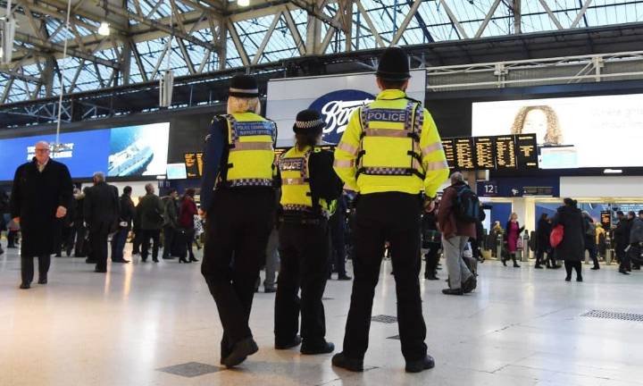 Dos jóvenes británicos causan uno de los ataques más graves del país en un tren a Londres