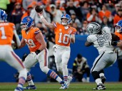 Broncos someten a Raiders con su defensa