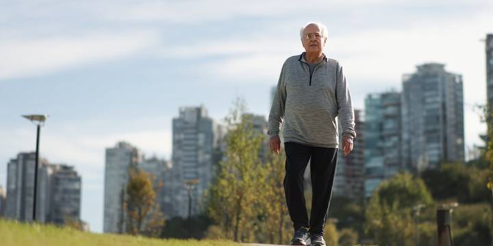 El ejercicio que recomienda Harvard para reducir el riesgo de demencia y Alzheimer