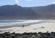 Muere un bañista y desaparece otro en una playa de Lanzarote