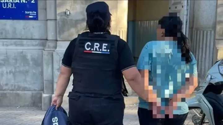 Hallan a un niño solo en una plaza y detienen a su madre: investigan un abandono