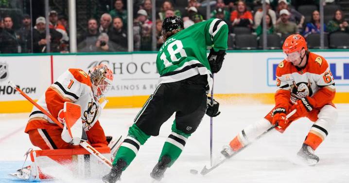 Carlsson's short-handed goal in 3rd period helps Ducks rally to beat Stars 7