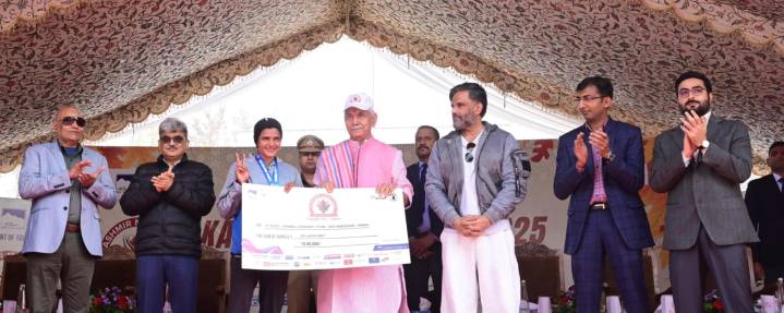 LG Manoj Sinha Felicitates the Winners of Kashmir Marathon