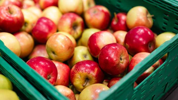 Why The 'Fresh' Apples In Grocery Stores May Not Be As Fresh As You Think