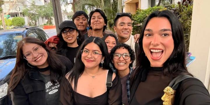 Dua Lipa llegó a Perú y se tomó fotos con sus fans afuera de su hotel en Lima