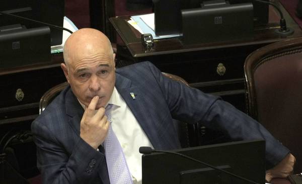 Bartolomé Abdala resiste y retendría la presidencia provisional del Senado hasta febrero