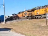 Un tren embistió a toda velocidad un camión cargado de automóviles
