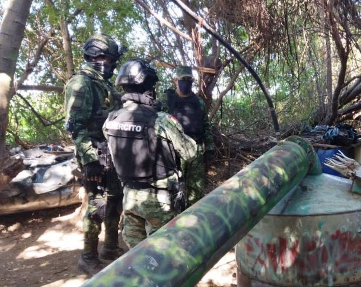 Defensa asegura narcolaboratorio y equipo bélico en Sinaloa