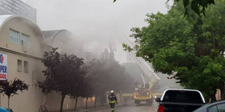 Bahía Blanca: un fuerte incendio afectó a un hipermercado que había sufrido destrozos durante las inundaciones de marzo