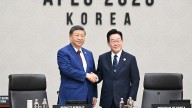 Corea del Sur regala a Xi Jinping un Go de madera sagrada tras coronar a Trump