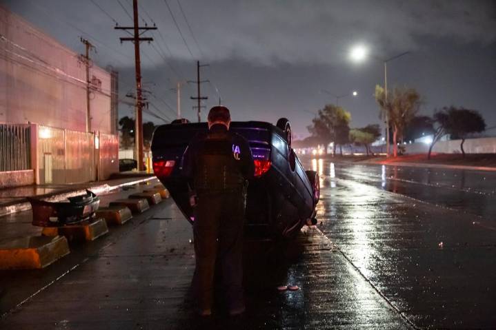 Auto termina volcado en el bulevar Federico Benítez