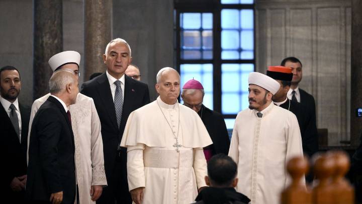 El papa León XIV declina rezar en su visita a la mezquita de Estambul y rompe con la tradición de sus predecesores
