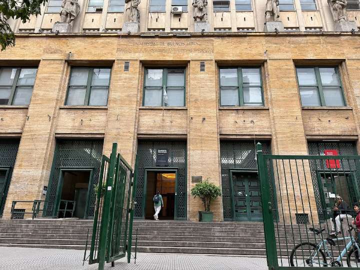 Investigan la muerte de un estudiante tras caer del séptimo piso de la Facultad de Medicina de la UBA