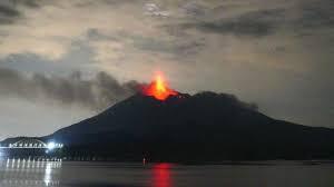 Erupción del volcán Sakurajima lanza columna de ceniza de más de cuatro kilómetros en Japón