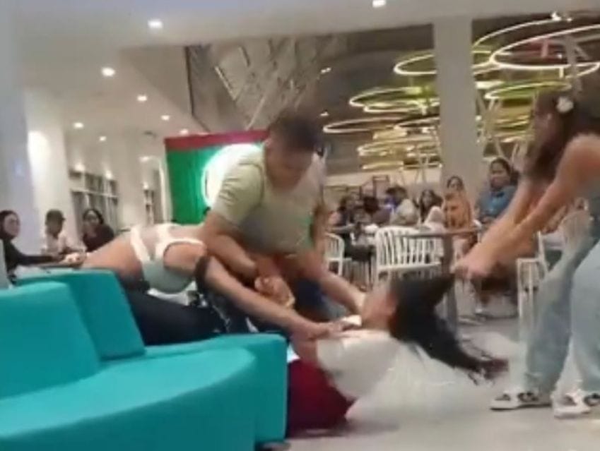 Esposa descubre a su marido con su querida y le arma tremendo show en centro comercial; hasta la hija se metió
