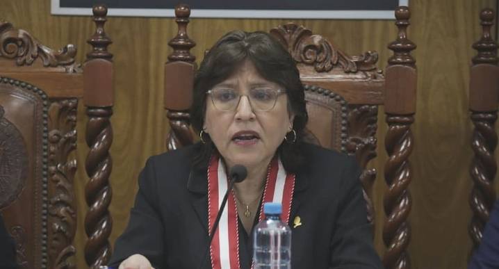 Delia Espinoza llegó a la Corte Superior de Justicia para agilizar su reposición