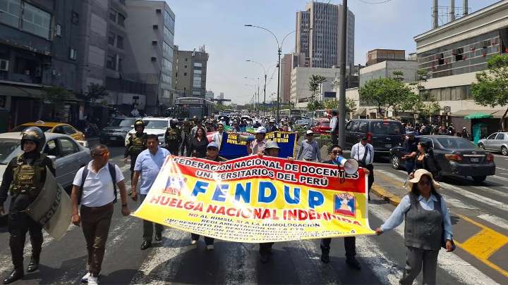 Docentes universitarios de Ayacucho participan en segunda movilización nacional a casi un mes de huelga