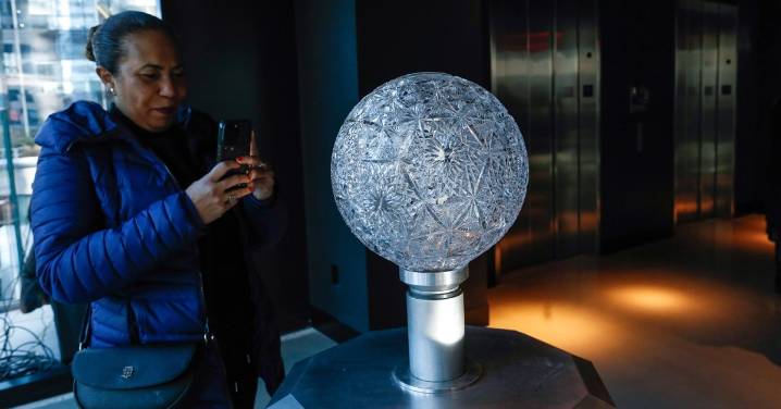 Presenta Times Square su nueva esfera para recibir el Año Nuevo