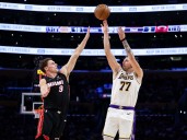 Lakers triunfan con noche histórica de Doncic