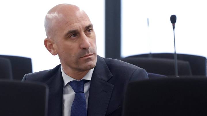 Lanzan huevos a Luis Rubiales en la presentación de su libro en Madrid [Video]