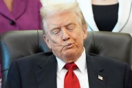 La aprobación sobre el desempeño de Trump continúa retrocediendo, revela encuesta