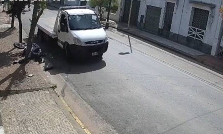 Camionero choca y mata a motociclista tras discusión de tránsito en Azul