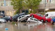 Coches apilados por las inundaciones de Cáceres: la impactante imagen es un bulo viral creado con IA
