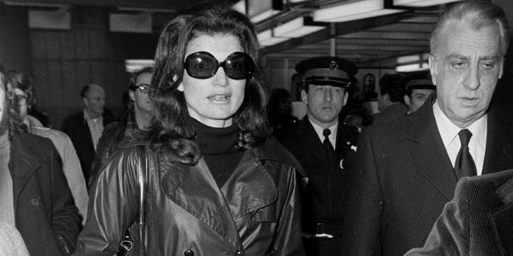 La gabardina que Jackie Kennedy lució en 1975, tras la muerte de su segundo marido, y que arrasa en tiendas este invierno