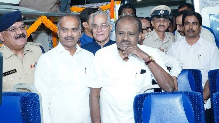 Ernakulam – KSR Bengaluru New Vande Bharat Express Receives a Grand Welcome at KSR Bengaluru Station